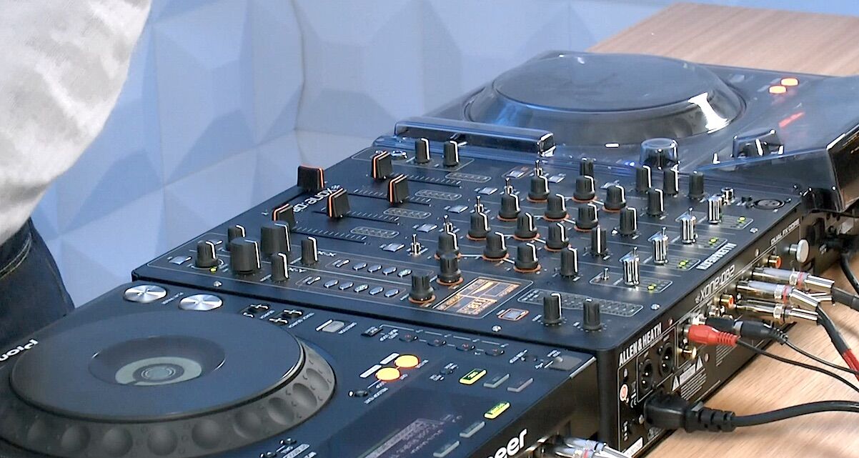 XDJ
