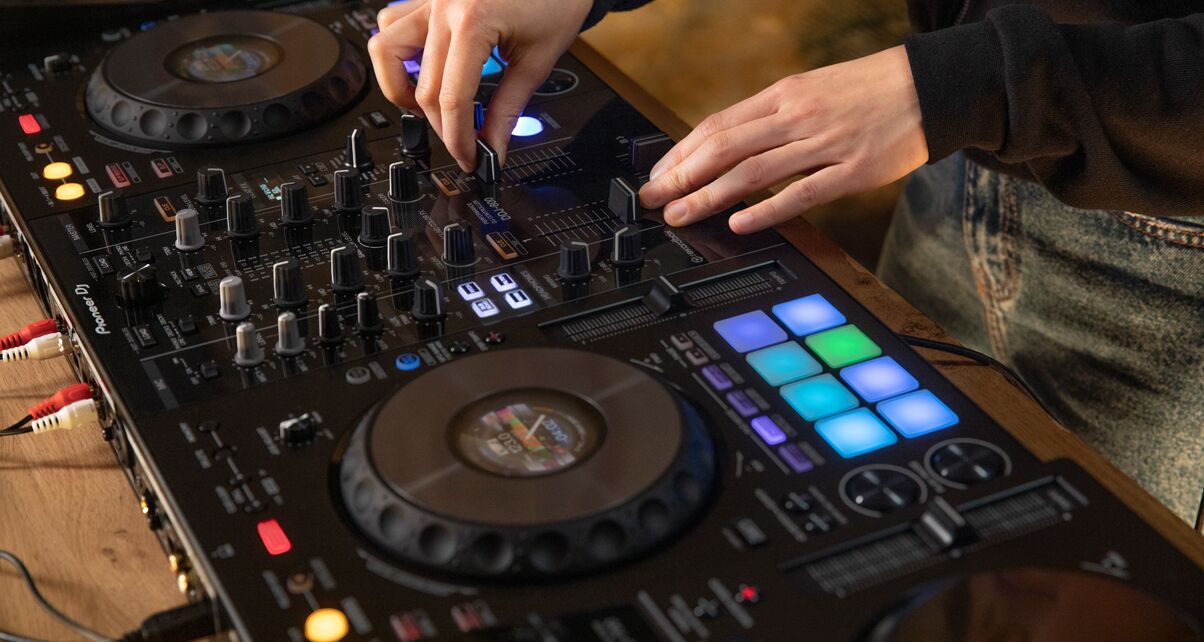 Pioneer DJ DDJ-800 Rekordbox DJ Controller Review - Digital DJ Tips