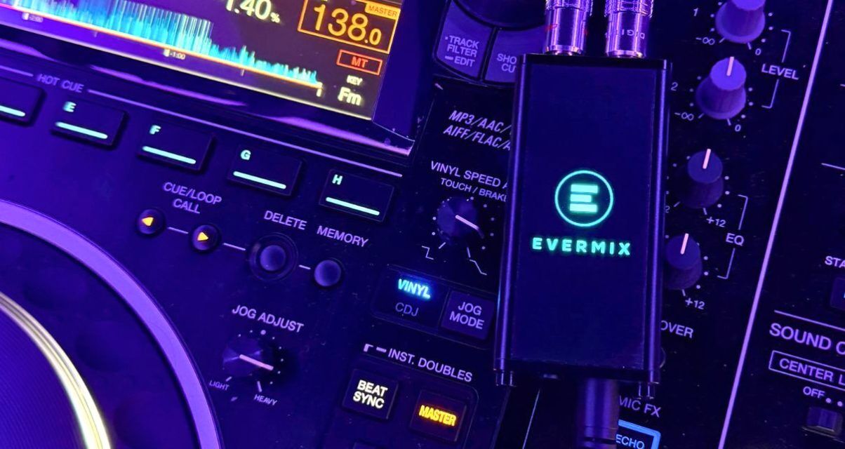 An Evermixbox 5 sits on top of a Pioneer DJ CDJ-3000 media player.
