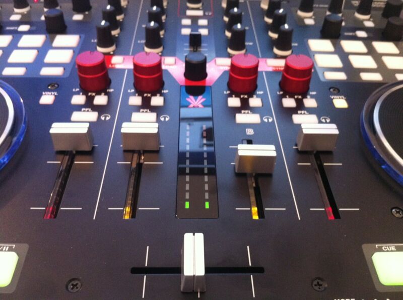 Review & Video: Vestax VCI-400 DJ Midi & Audio Controller