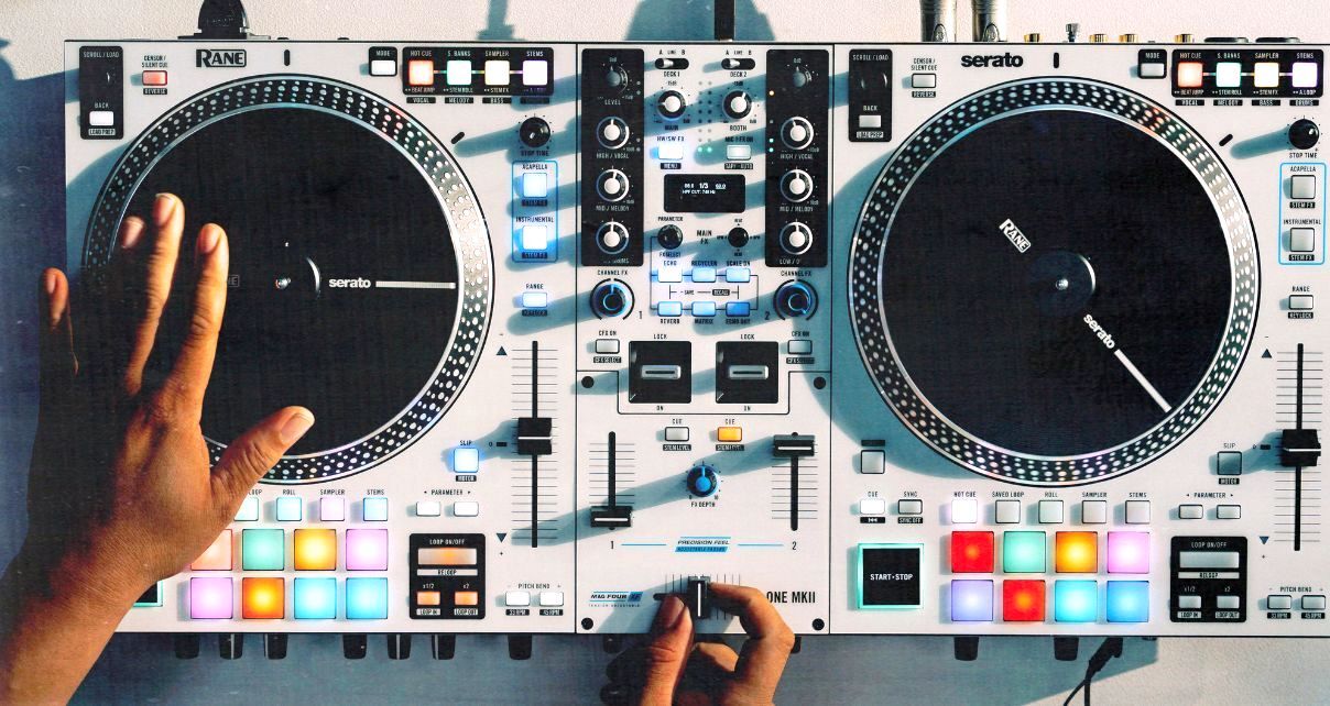 Roland SP-404 & Rane SL4 DJ機材セット 7 Reasons Why The Roland SP-404 MkII Is A Great Sampler For DJs