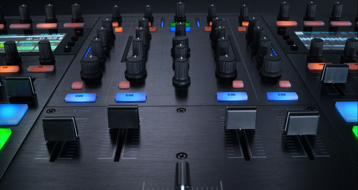 Native Instruments Traktor Kontrol S8 Controller Review - Digital